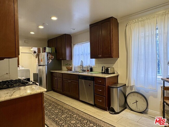 Building Photo - 429 N Sierra Bonita Ave