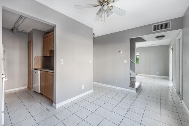 Building Photo - 2140 Sherwood Forest Blvd