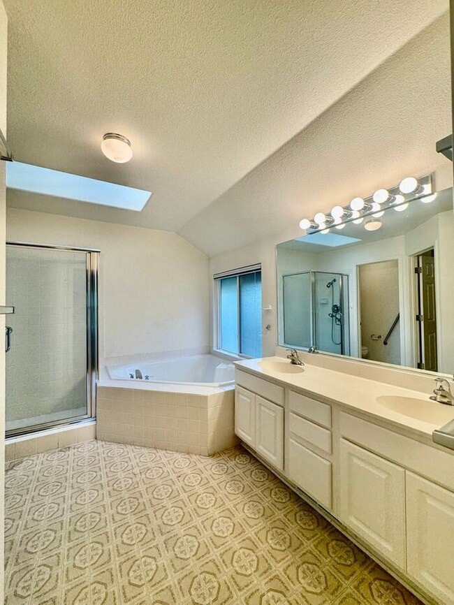 Building Photo - Spacious 3 Bed + Office | 3 Bath | 3-Car G...