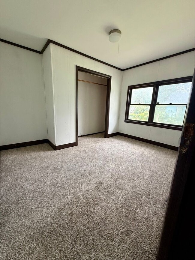 Building Photo - 3 bedroom / 2 bath