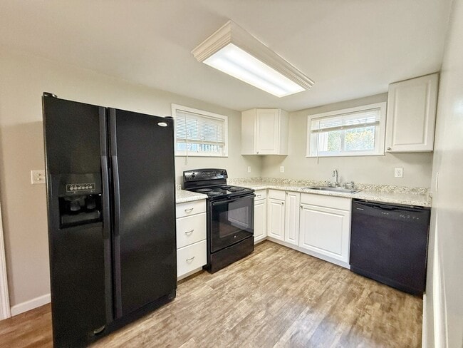 Building Photo - 2/1 Downtown Marianna Apartment