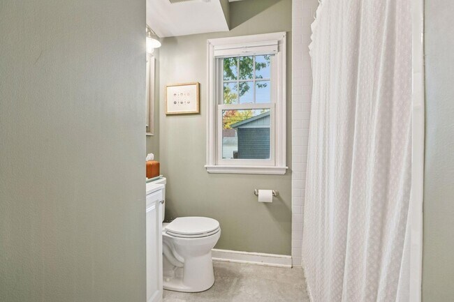 Building Photo - 3040 Hampshire Ave S