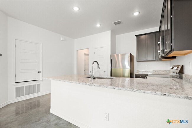 Building Photo - 3800 Hickory Dr