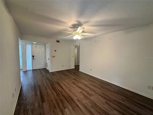 Building Photo - 13 Surrey Ct