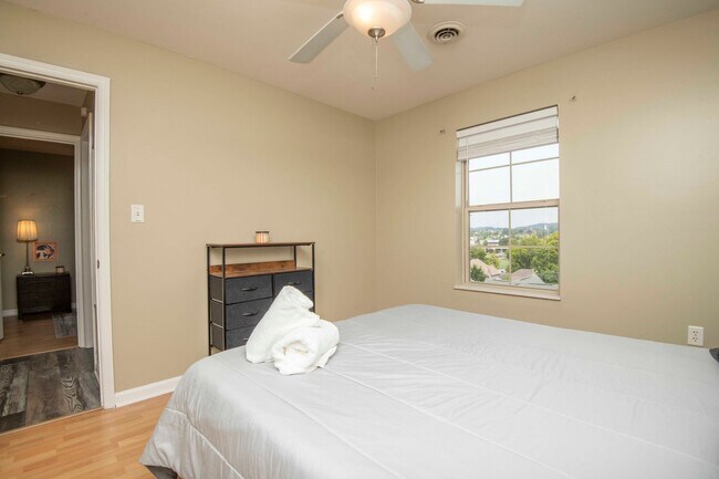 Building Photo - Knoxville 37916 - 3 bedroom, 2 bath condo in UT area, Short term rental considered @ $3400 a mont...