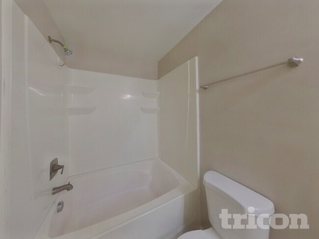 Building Photo - 5819 Hewitt Dr