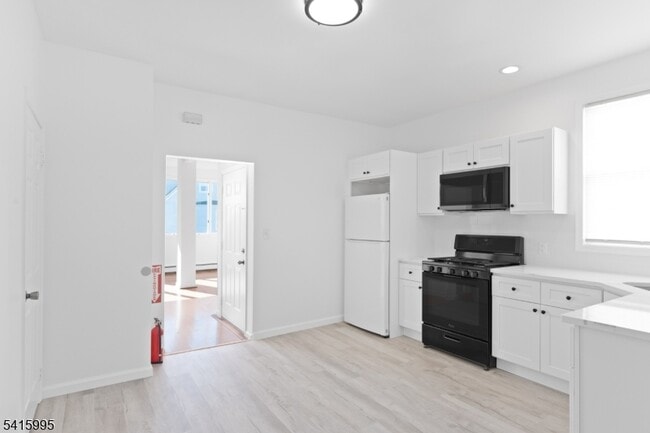 Building Photo - 118 Ray St