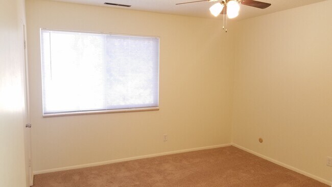 Building Photo - Charming 2-Bedroom Condo for Rent