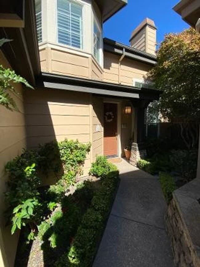 Building Photo - 3 Bed 3.5 Bath + Loft, In Downtown Danvill...