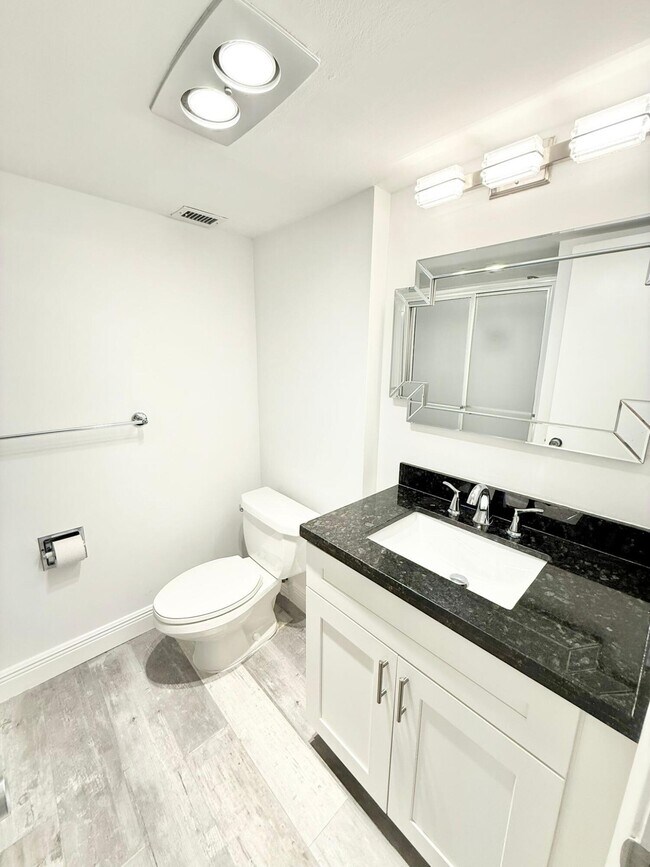 Building Photo - 1150 Hillsboro Mile