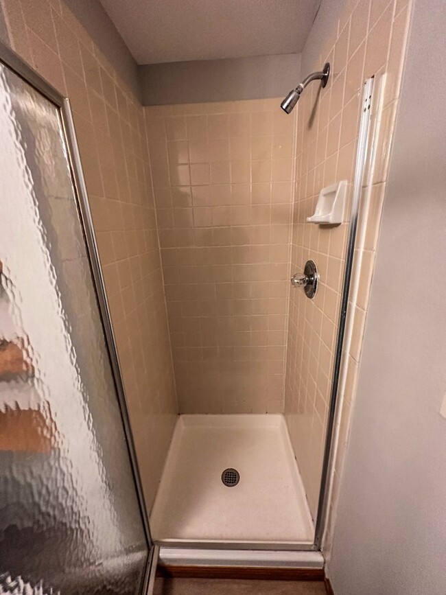 Building Photo - Large Updated 3-Bed 2-Bath Townhome w/ Gar...