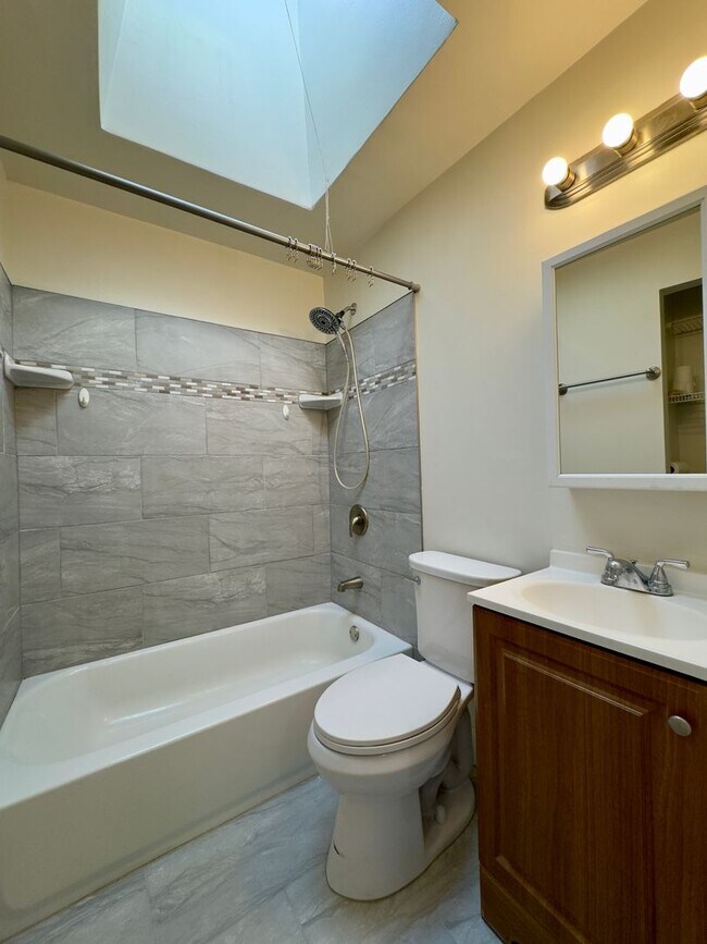 Building Photo - Charming 2 Bedroom/1 Bathroom Townhome in Medford!