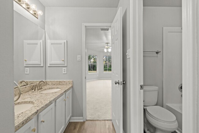 Building Photo - Gorgeous 4 bed/3.5 bath two story home!