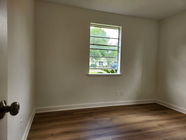 Building Photo - Stunning 4 bedroom, 2 bathroom home locate...