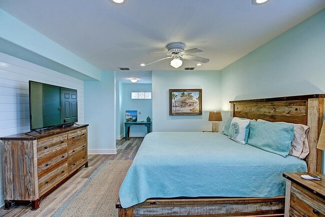 Building Photo - 9 La Playa