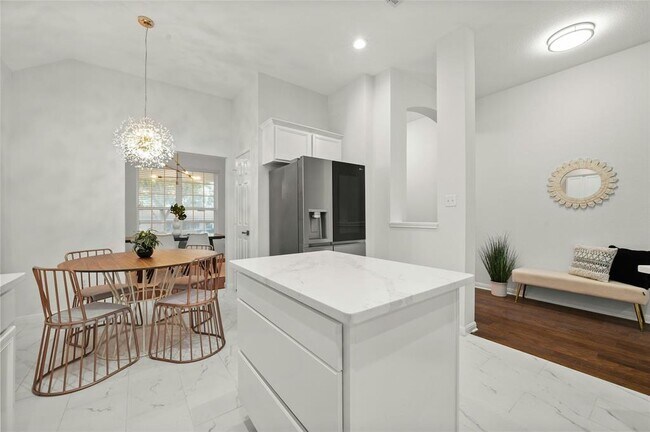 Building Photo - 5010 N Fresco Dr