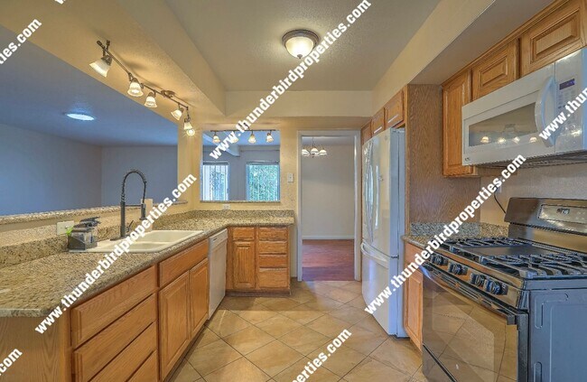 Building Photo - Updated 3 Bedroom, 2 Bathroom, 2 Car Garag...