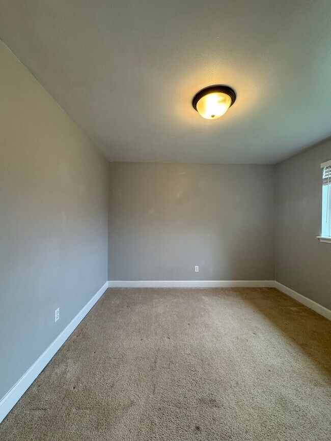 Building Photo - HUGE PET FRIENDLY Rental