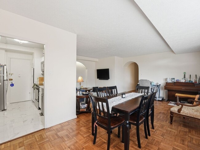 Building Photo - Oversized One-Bedroom Condo in a Prime Van Ness Location!