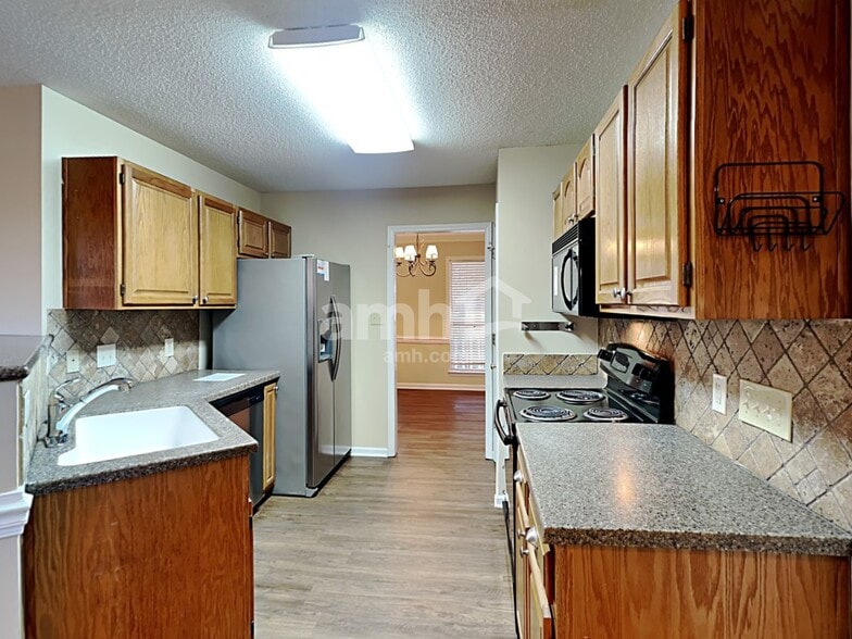 Building Photo - 1255 Hawthorne Dr