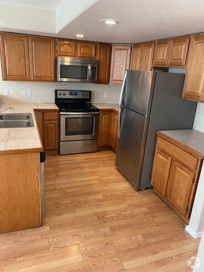 Building Photo - Near Buckley AFB - 2 Bedroom 2 bath + Larg...