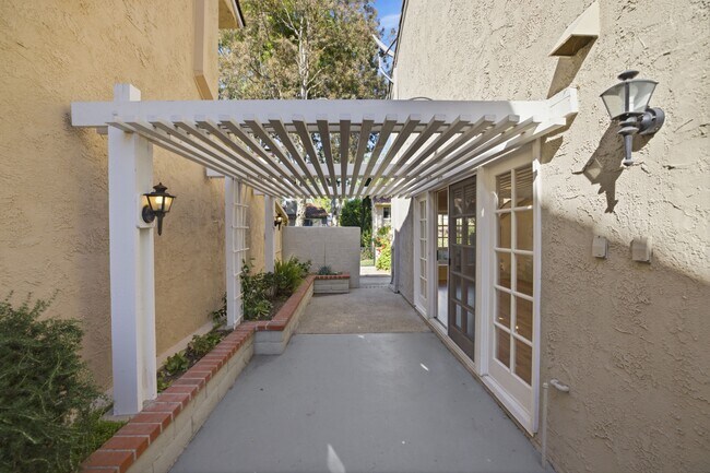 Building Photo - 508 Ventaja