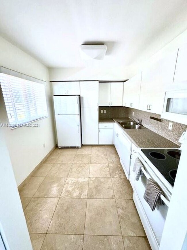 Building Photo - 8888 Collins Ave