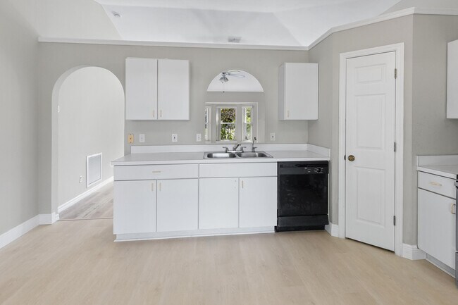 Building Photo - 173 SW Ray Ave