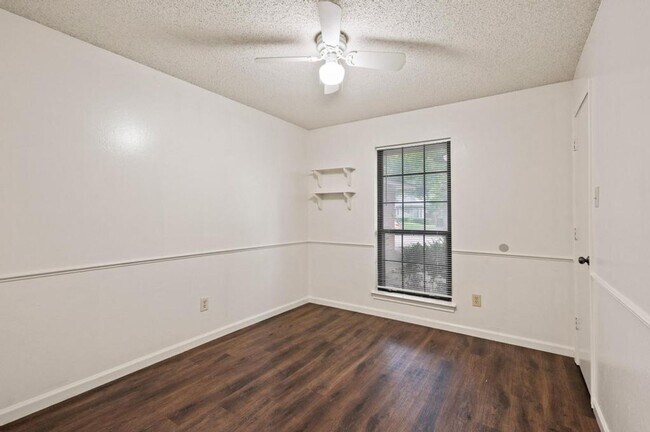 Building Photo - 504 Warbler Dr