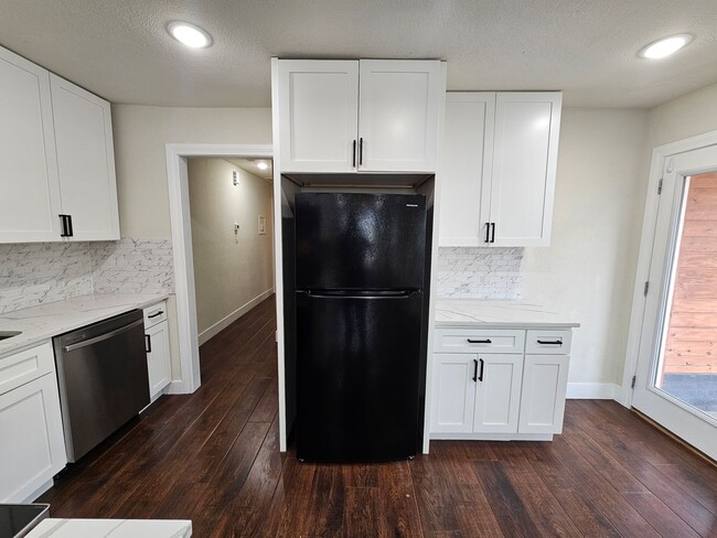 Building Photo - Near Bishop Arts District 2-bedroom, 1-bath duplex
