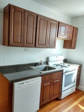 Building Photo - 1914 W Morse Ave