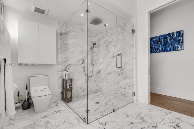 Building Photo - 230 W McIntyre St