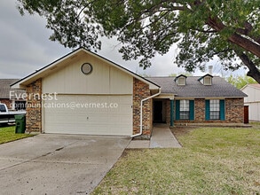 Building Photo - 2117 Newbury Dr