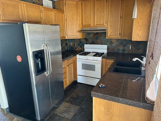 Building Photo - SW Remodeled 2 Bedroom!!