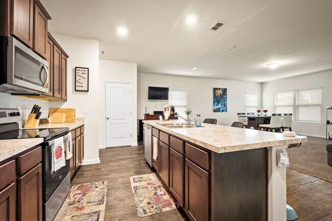 Building Photo - Beautifully Apportioned 2-Story Home in Fox Creek