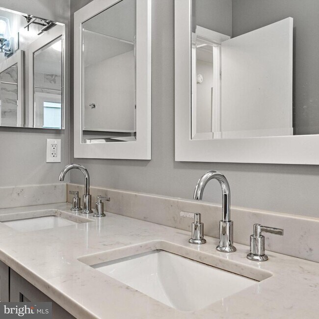 Building Photo - 3704 Oak Hill Way