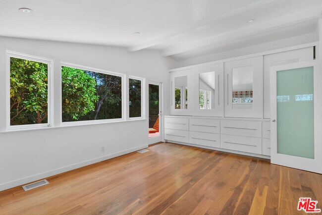 Building Photo - 1542 Marmont Ave