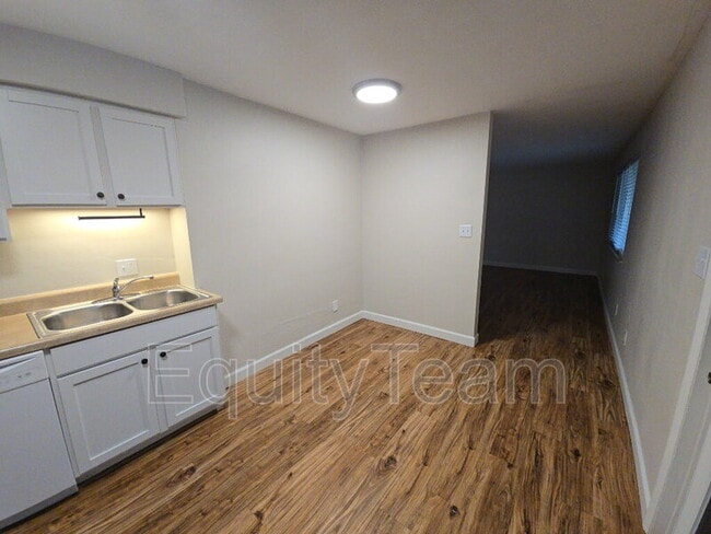 Building Photo - 204 N 10th St