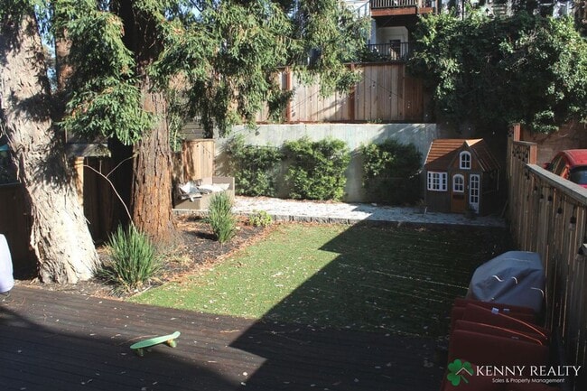 Building Photo - Coming Soon: Top Floor Flat with Updated K...