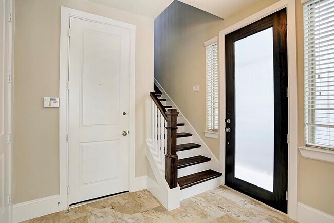 Building Photo - 11005 Acorn Falls Dr