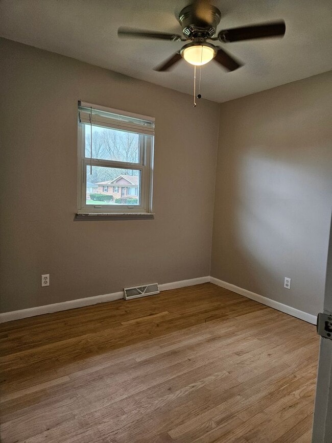 Building Photo - Spacious Bi-level home in New Albany