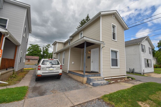 Building Photo - Student Housing! Three Bedroom Home Close ...