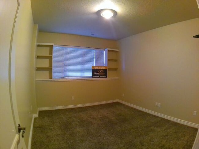 Building Photo - 5 bdrm 3bth Home 3 Car Garage Some utiliti...