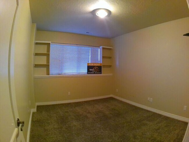 Building Photo - 5 bdrm 3bth Home 3 Car Garage Some utilities included