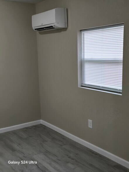 Building Photo - 114 Tacoma Rd