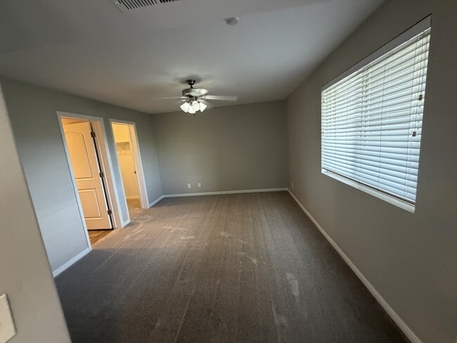 Building Photo - 999 Village River Ln