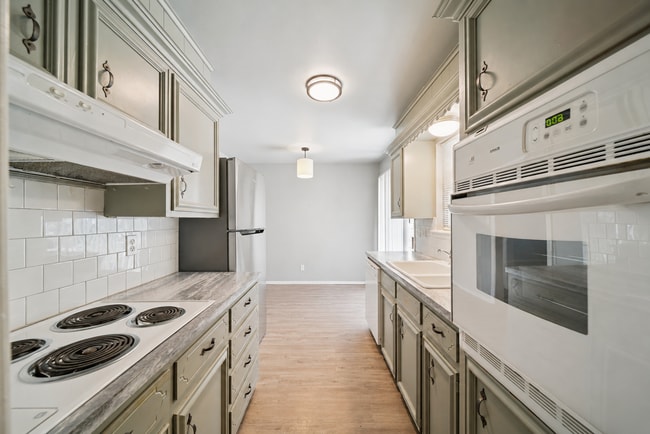 Building Photo - Adorable Home in Midtown!