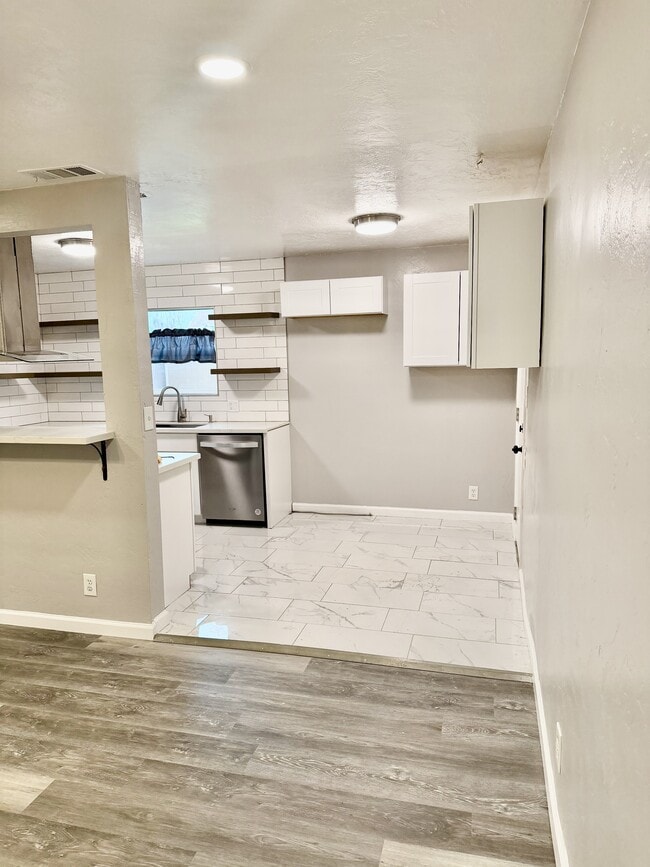 Building Photo - 986 S Hope Ave