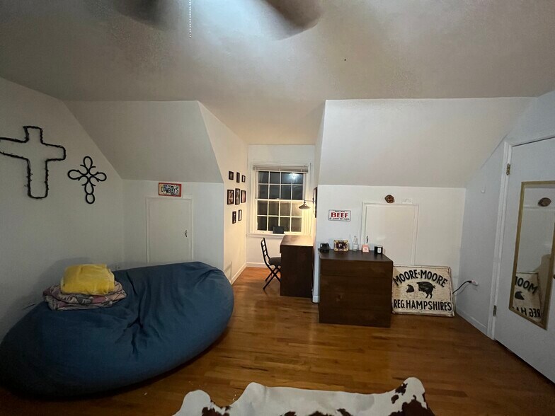 upper east bed - 1816 W Arrowhead Plz