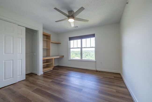 Building Photo - Renovated Condo in Harts Cove!